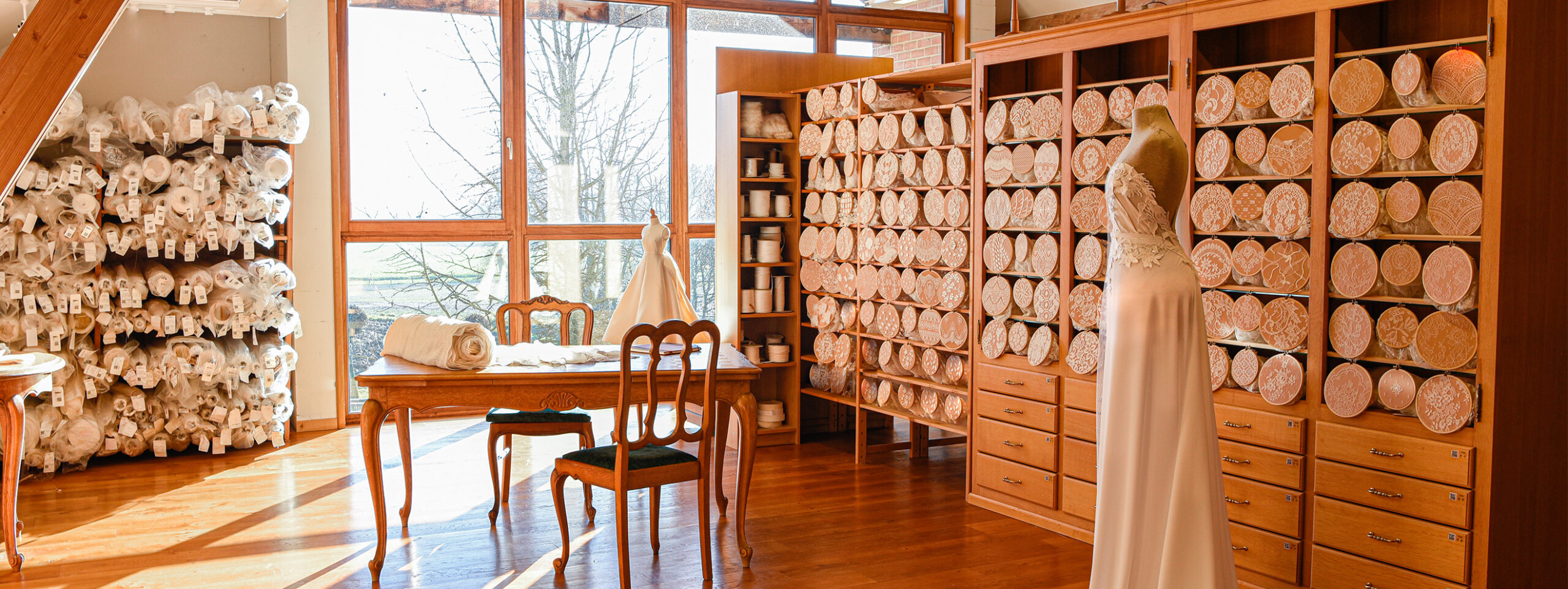 Notre salon pour futur mariées, des robes de mariée sur mesure, notre spécialité depuis plusieurs décennies. Avec les plus beaux tissus unis : Crêpe, Mousseline de Soie, Mikado, Radzmir, Organza, Satin Duchesse, Double crêpe georgette, drap de soie.