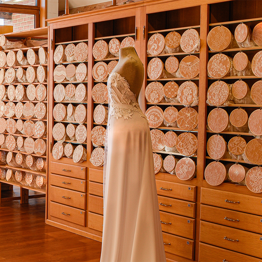 Notre salon pour futur mariées, des robes de mariée sur mesure, notre spécialité depuis plusieurs décennies. Avec les plus beaux tissus unis : Crêpe, Mousseline de Soie, Mikado, Radzmir, Organza, Satin Duchesse, Double crêpe georgette, drap de soie.