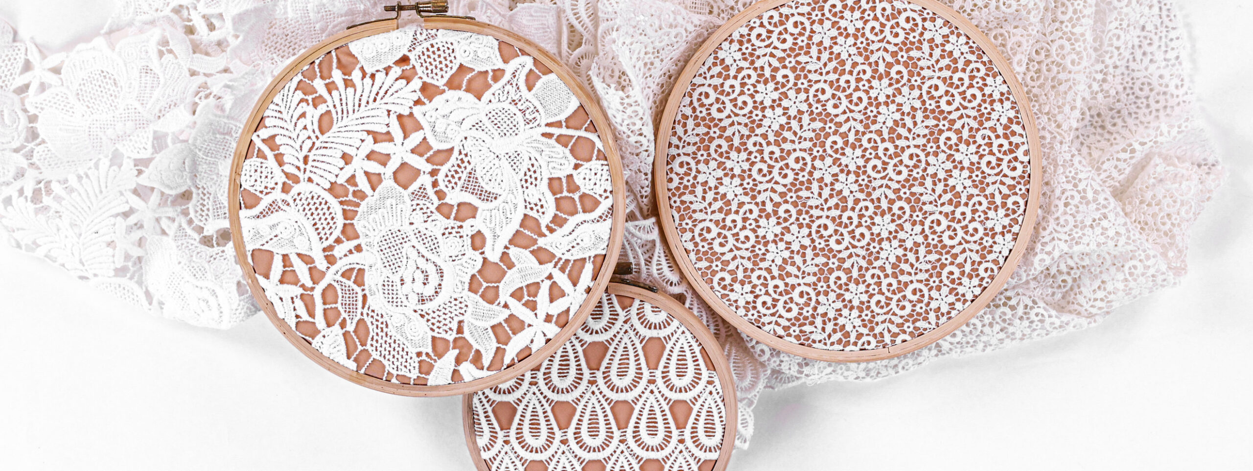 Stragier_White_Broderies_Guipure_Compo40-2640x992 Découvrez notre gamme de superbes Guipures disponibles chez Stragier.