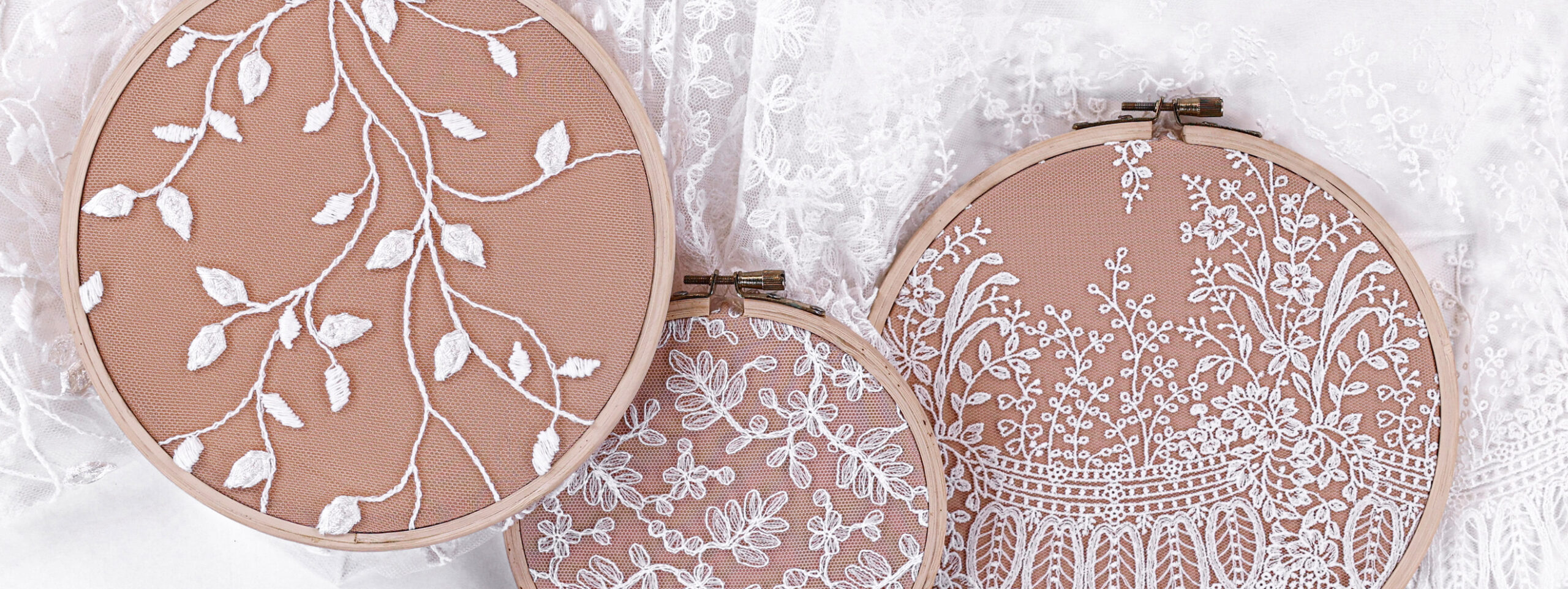 Découvrez nos tulles brodés : une broderie fine et contemporaine aux détails subtils, alliant légèreté, transparence et raffinement.