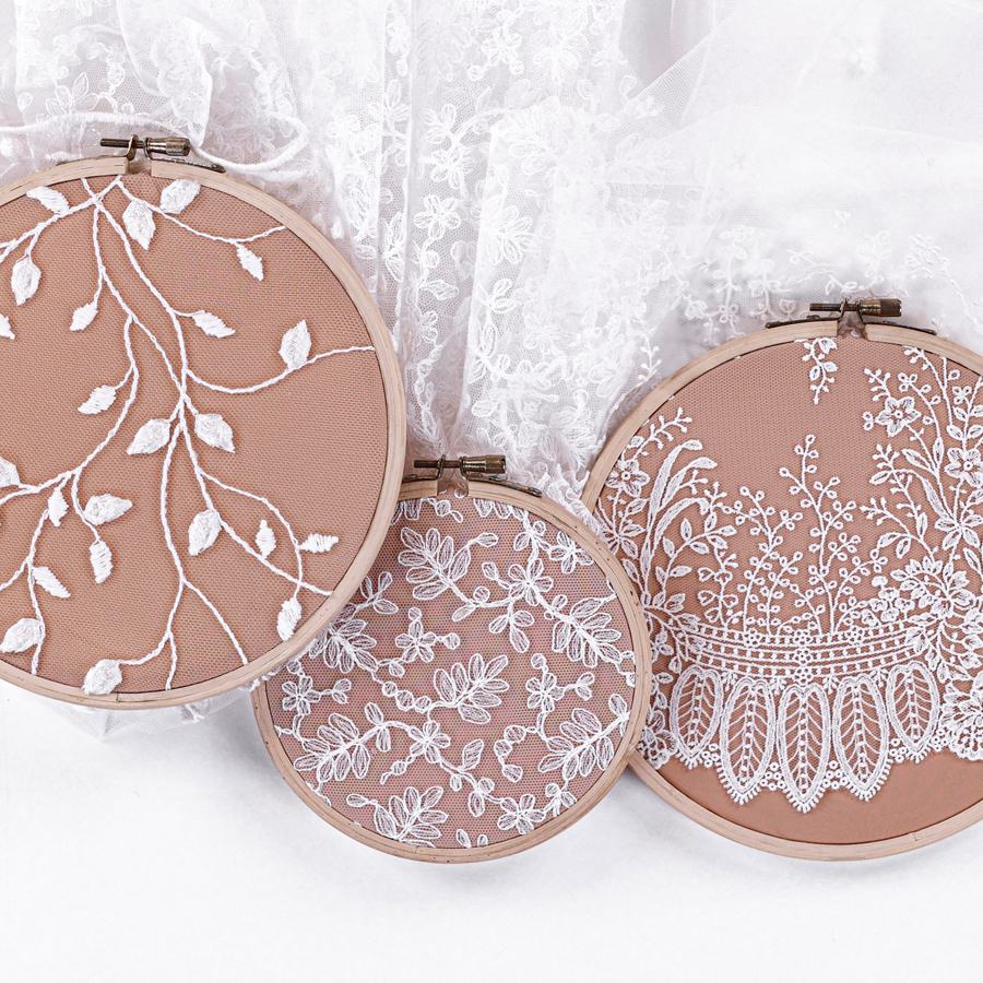 Découvrez nos tulles brodés : une broderie fine et contemporaine aux détails subtils, alliant légèreté, transparence et raffinement.