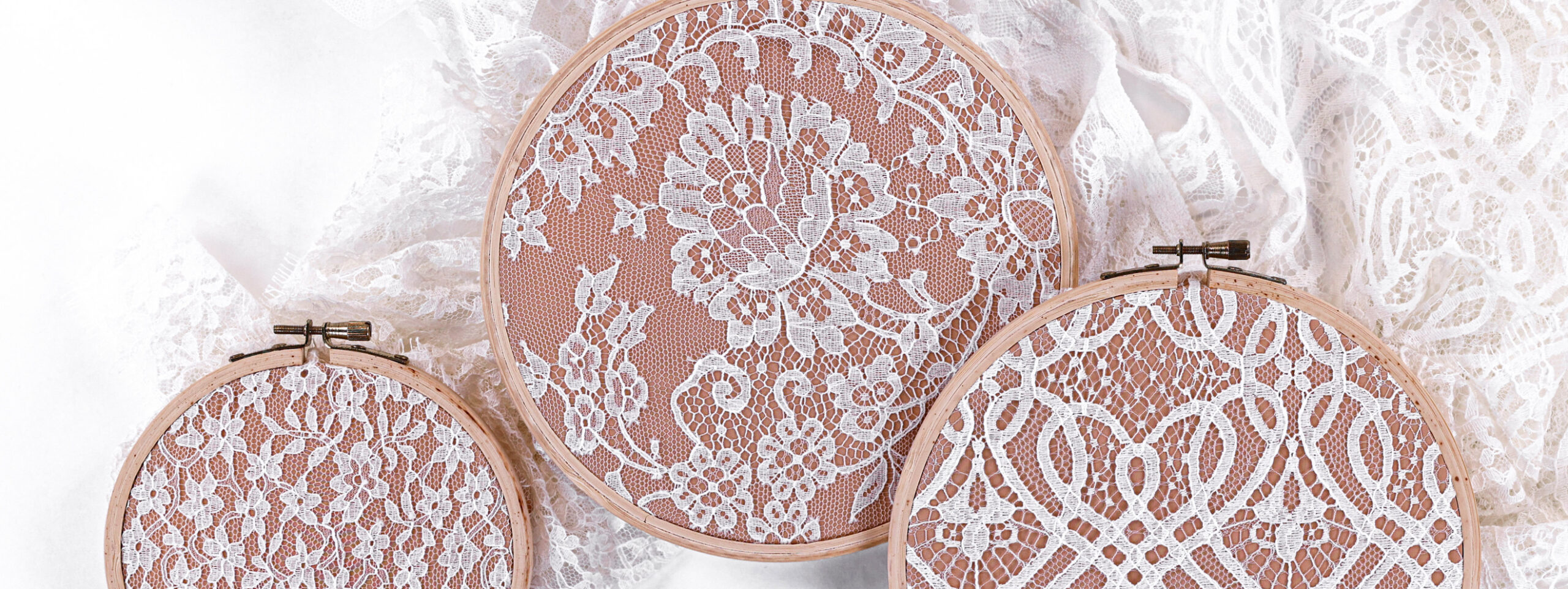 Présentation de nos dentelle de Calais, symbole d’élégance et de tradition, pour robes de mariée et créations Haute Couture chez Stragier.