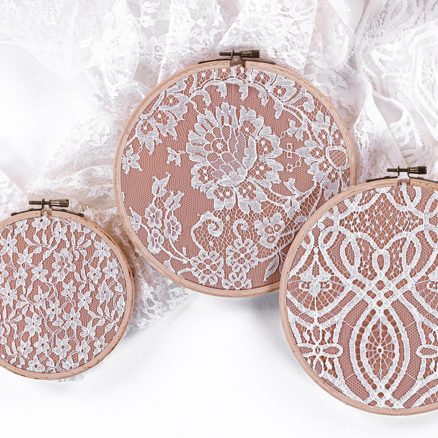 Présentation de nos dentelle de Calais, symbole d’élégance et de tradition, pour robes de mariée et créations Haute Couture chez Stragier.