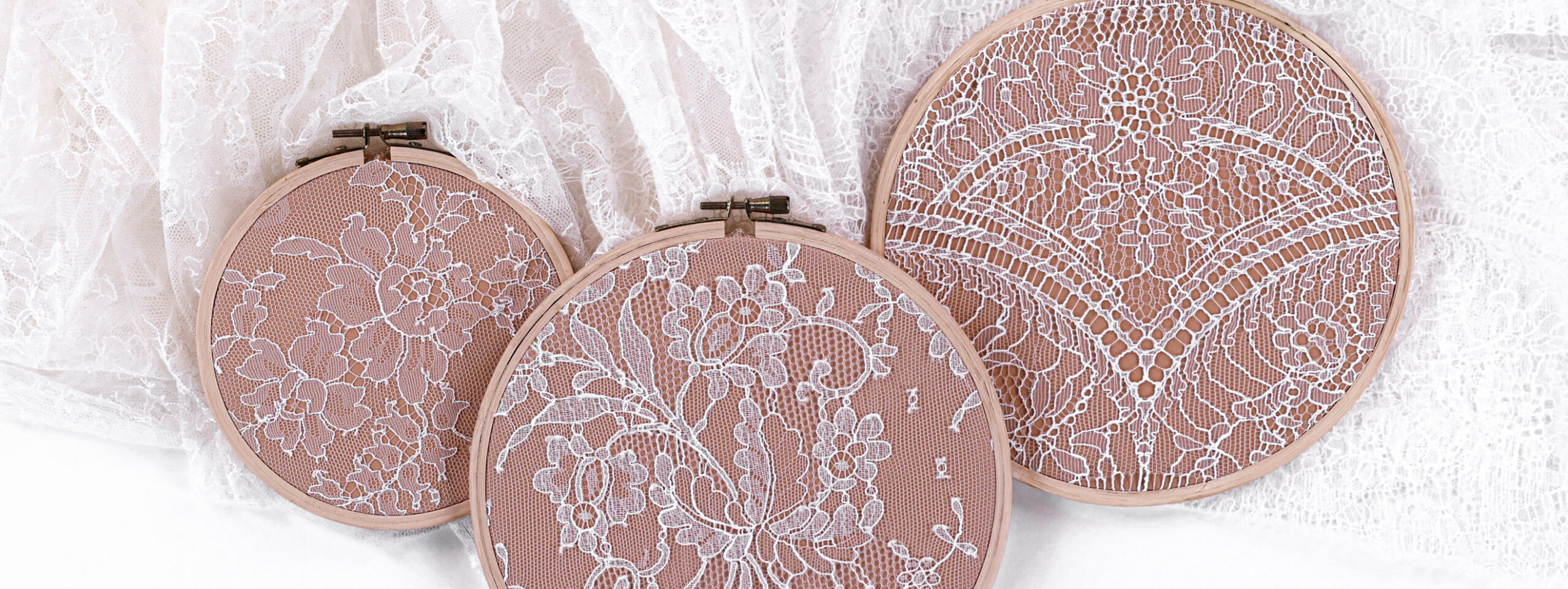 Découvrez notre gammes de dentelles de Chantilly pour robes de mariées