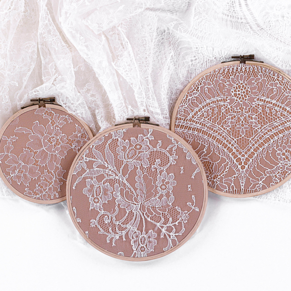 Découvrez notre gammes de dentelles de Chantilly pour robes de mariées