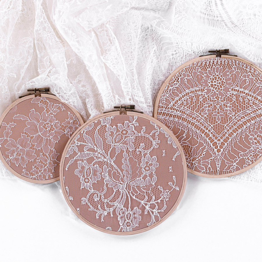 Découvrez notre gammes de dentelles de Chantilly pour robes de mariées