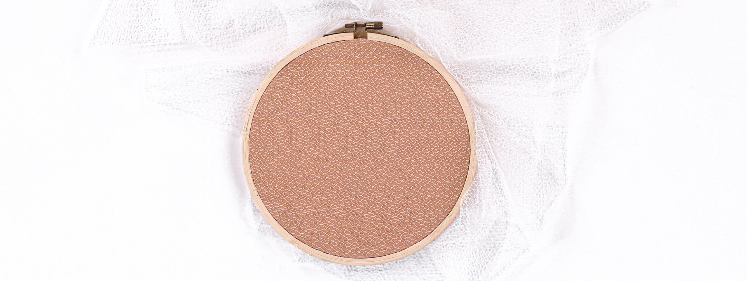 Découvrez les voilettes de Stragier, fines comme l’air, habillent vos créations d’une élégance discrète, presque invisible mais inoubliable.