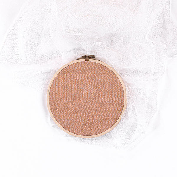 Découvrez les voilettes de Stragier, fines comme l’air, habillent vos créations d’une élégance discrète, presque invisible mais inoubliable.