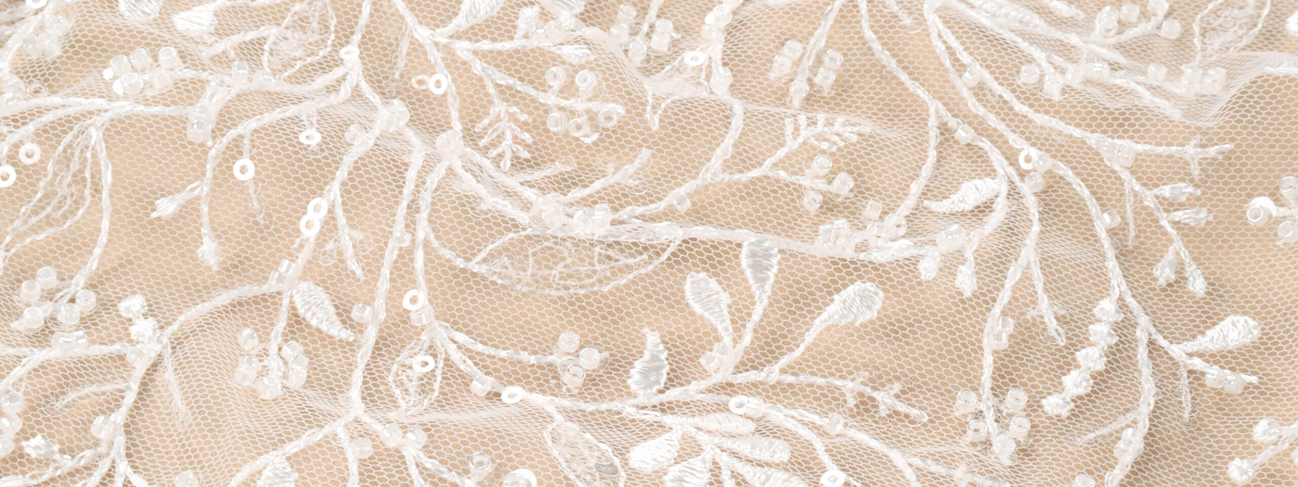 Découvrez notre gamme de tulle fin brodé disponibles chez Stragier