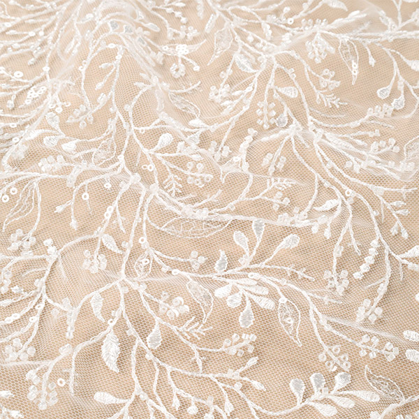 Découvrez notre gamme de tulle fin brodé disponibles chez Stragier