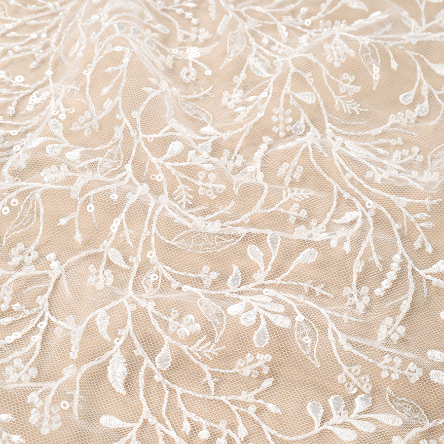 Découvrez notre gamme de tulle fin brodé disponibles chez Stragier