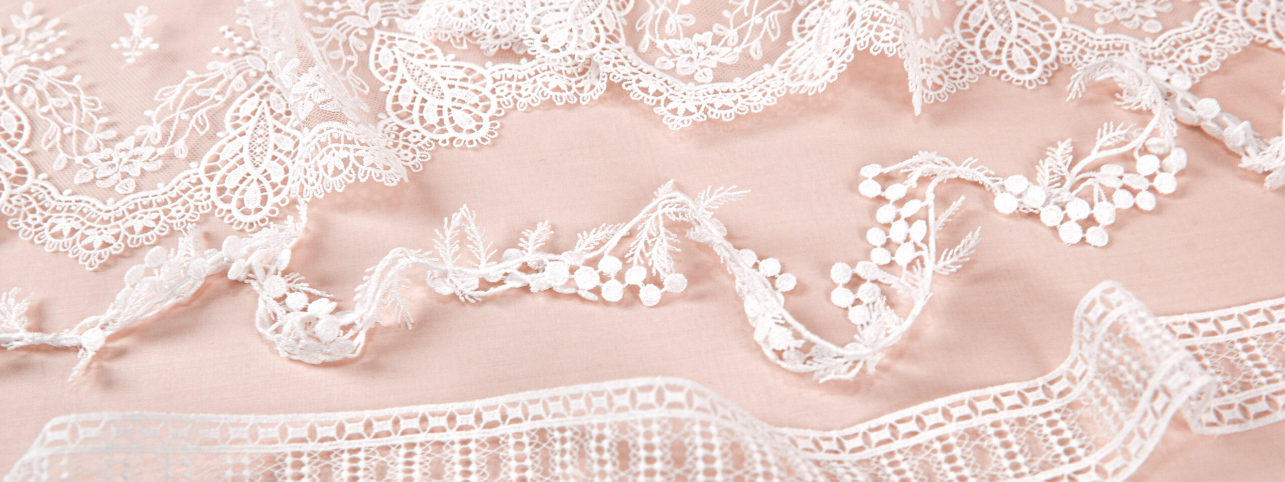 Découvrez nos galons broderie et galons guipures