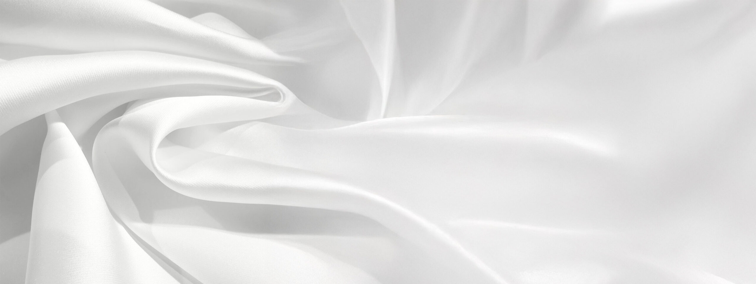 Le Mikado de soie Stragier : tissu noble au tombant somptueux, parfait pour robes couture, jupes amples et vestes élégantes.