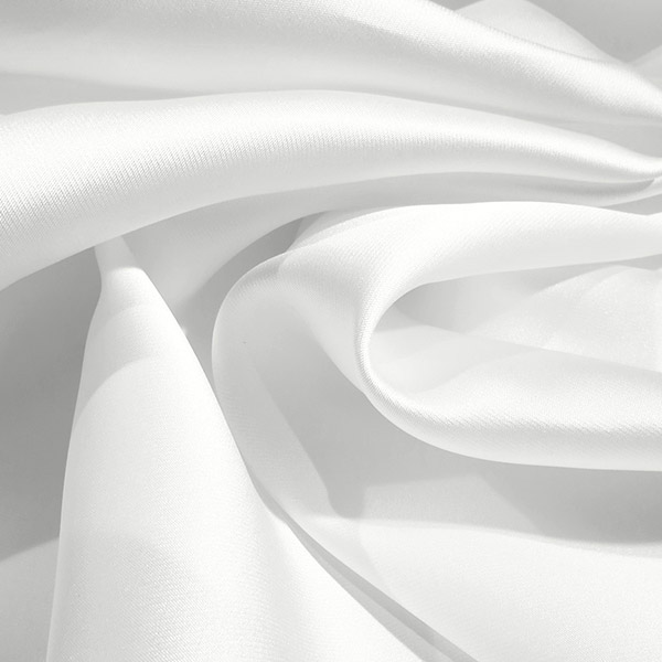 Le Mikado de soie Stragier : tissu noble au tombant somptueux, parfait pour robes couture, jupes amples et vestes élégantes.