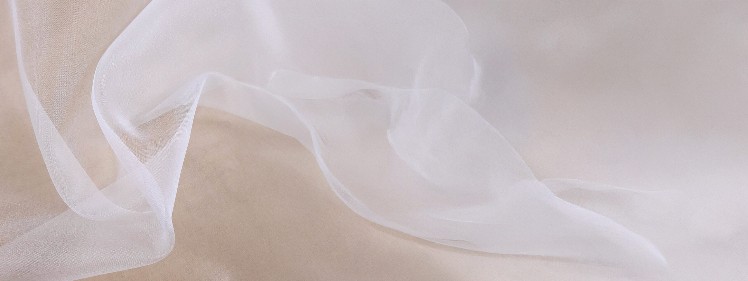 Organza_de_soie_2640x992 Découvrez notre gamme d'Organza de soie, des tissus légers, vaporeux et élégants.
