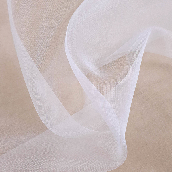 Découvrez notre gamme d'Organza de soie, des tissus légers, vaporeux et élégants.