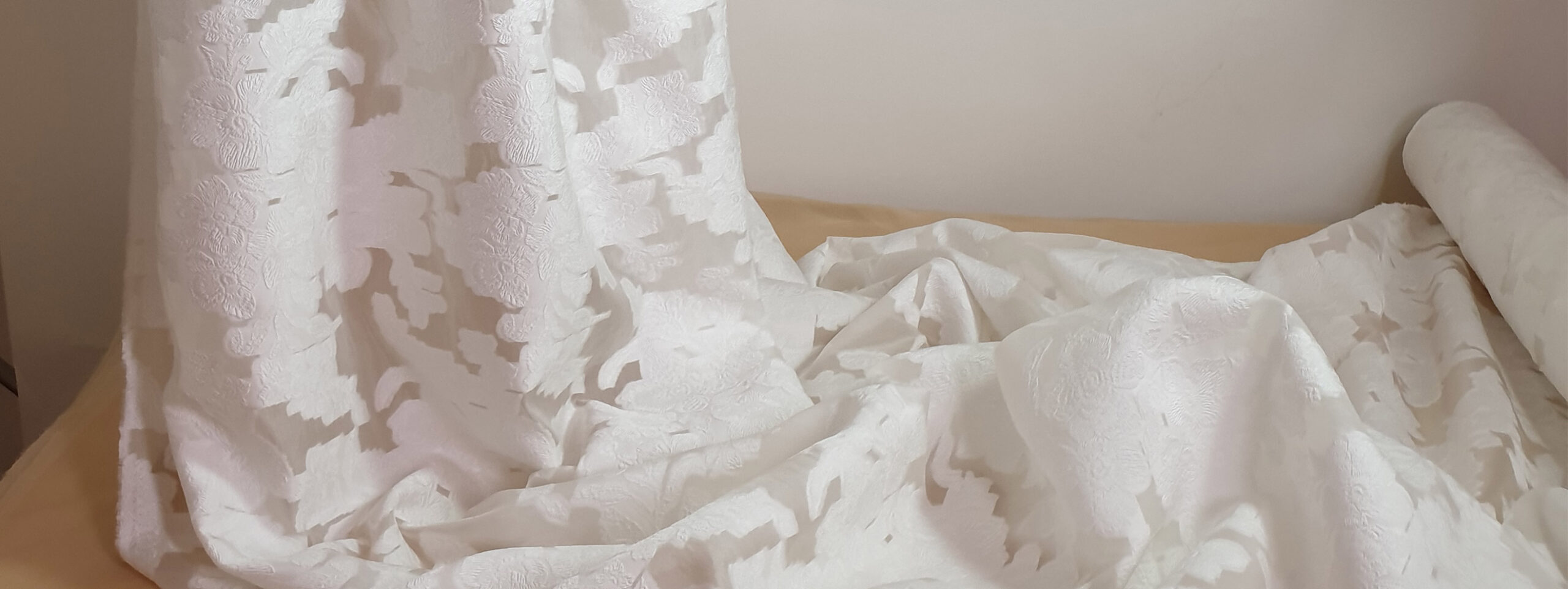 Un Organza Jacquard - fils coupés en coloris Ivoire claire Stragier