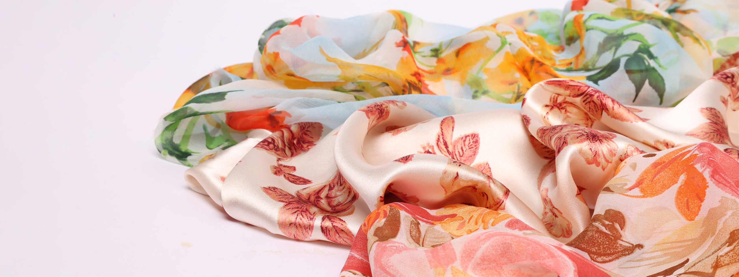 Découvrez notre gamme de tissus en soie imprimée disponibles chez Stragier