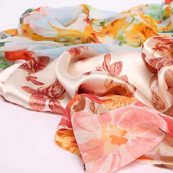 Découvrez notre gamme de tissus en soie imprimée disponibles chez Stragier