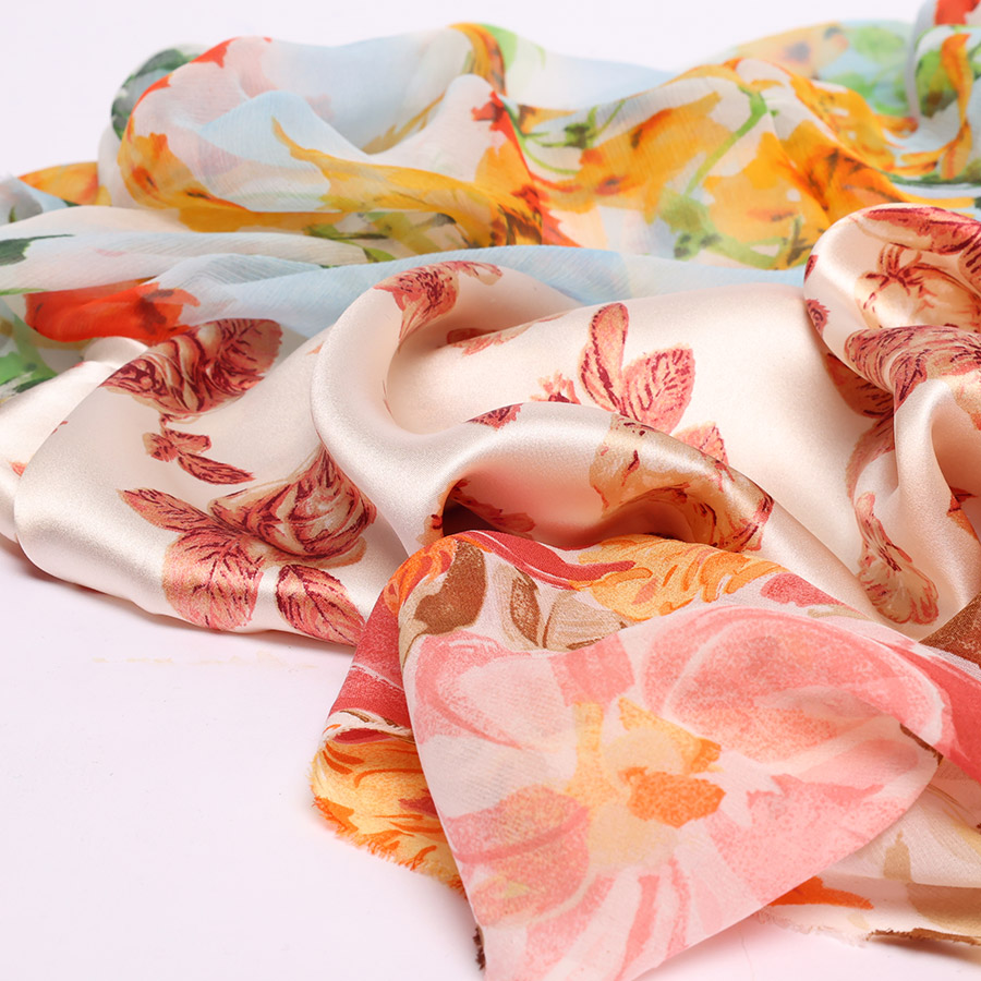 Découvrez notre gamme de tissus en soie imprimée disponibles chez Stragier