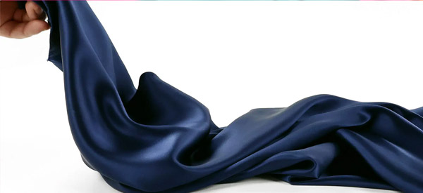 Découvrez nos tissus en crêpe satin de soie