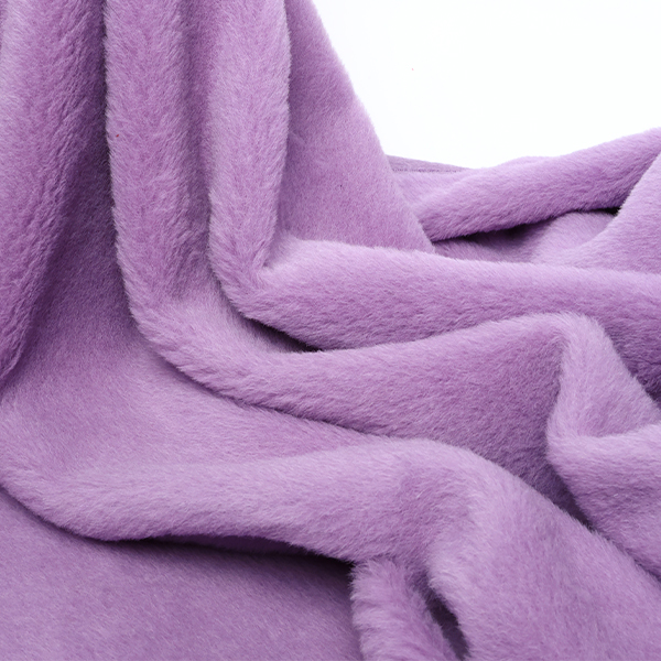 Découvrez notre gamme de tissus Alpaga Haute Couture disponibles chez Stragier.