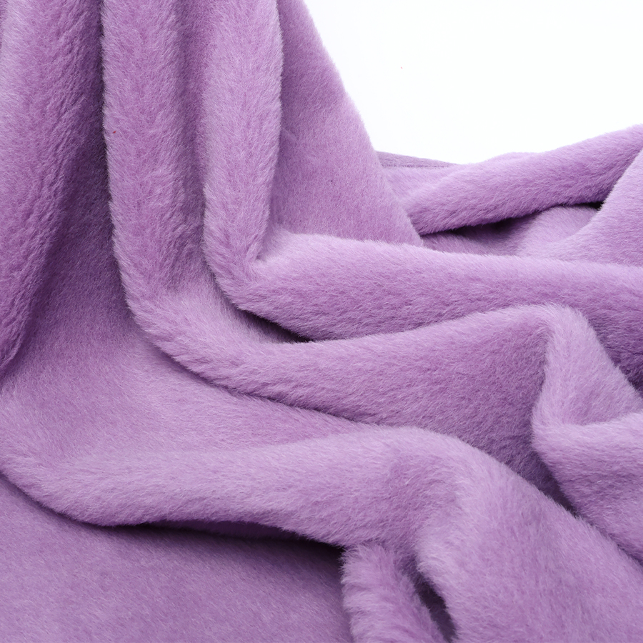 Découvrez notre gamme de tissus Alpaga Haute Couture disponibles chez Stragier.