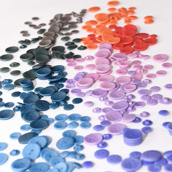 Découvrez notre gamme de boutons Corozo disponibles en plusieurs coloris