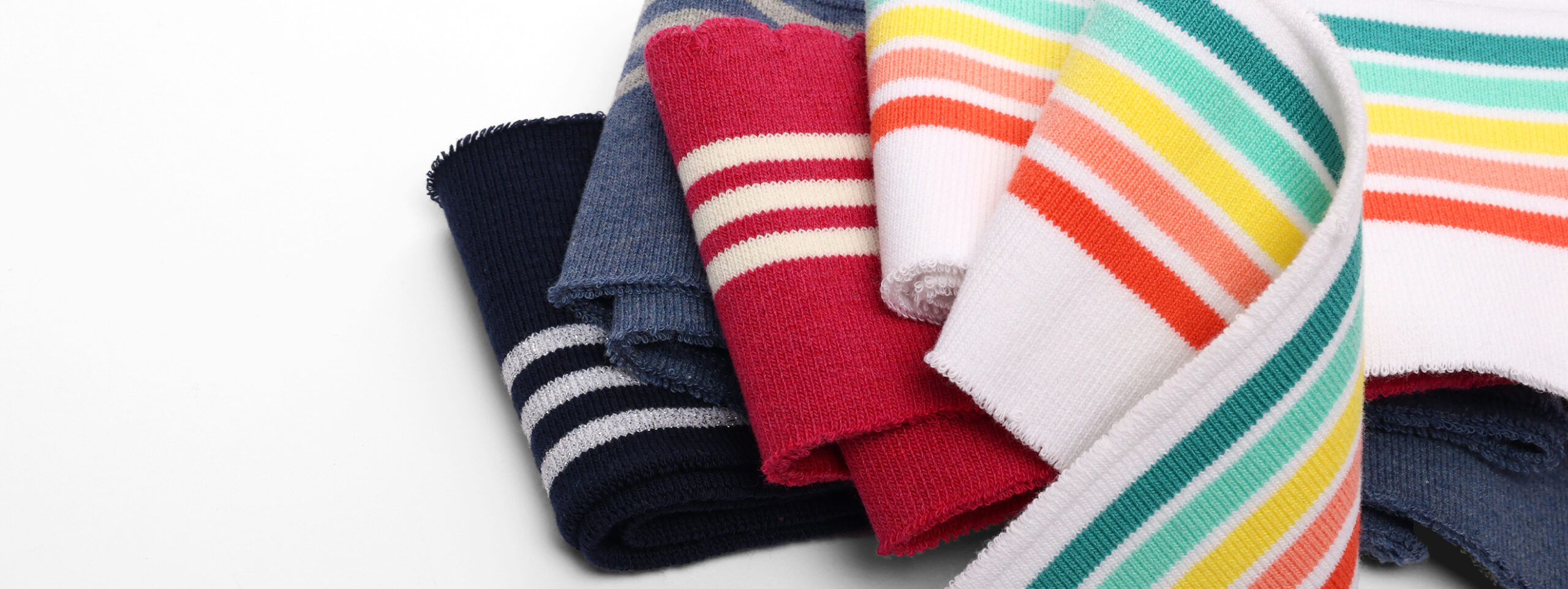 Découvrez notre gamme de Cuffs, des tissus souples et faciles à poser pour finir des manches ou le bas de vos vêtements