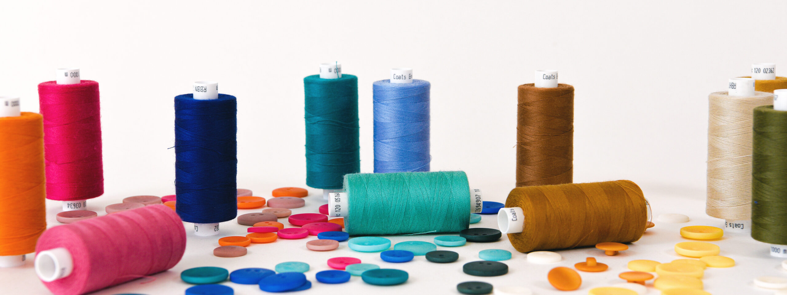 fil-coudre-header-2640x992 Illustration de nos bobines de fils disponibles dans plus de 450 couleurs