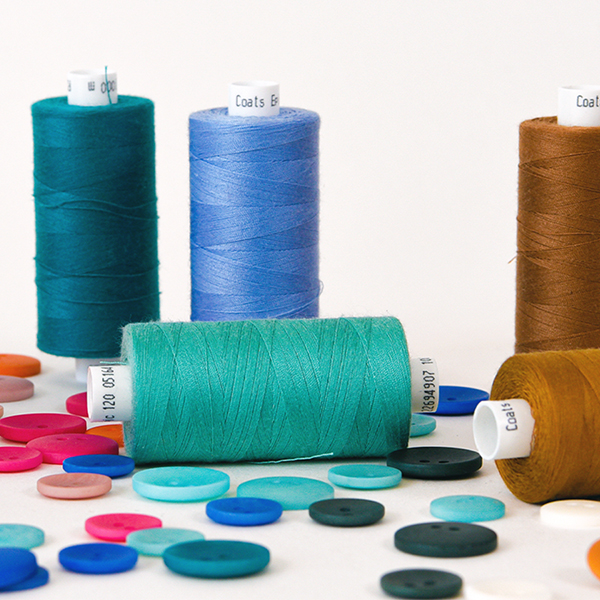 Illustration de nos bobines de fils disponibles dans plus de 450 couleurs