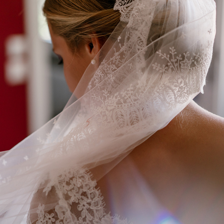 Découvrez notre sélection de tissus pour un voile de mariée élégant et inoubliable.