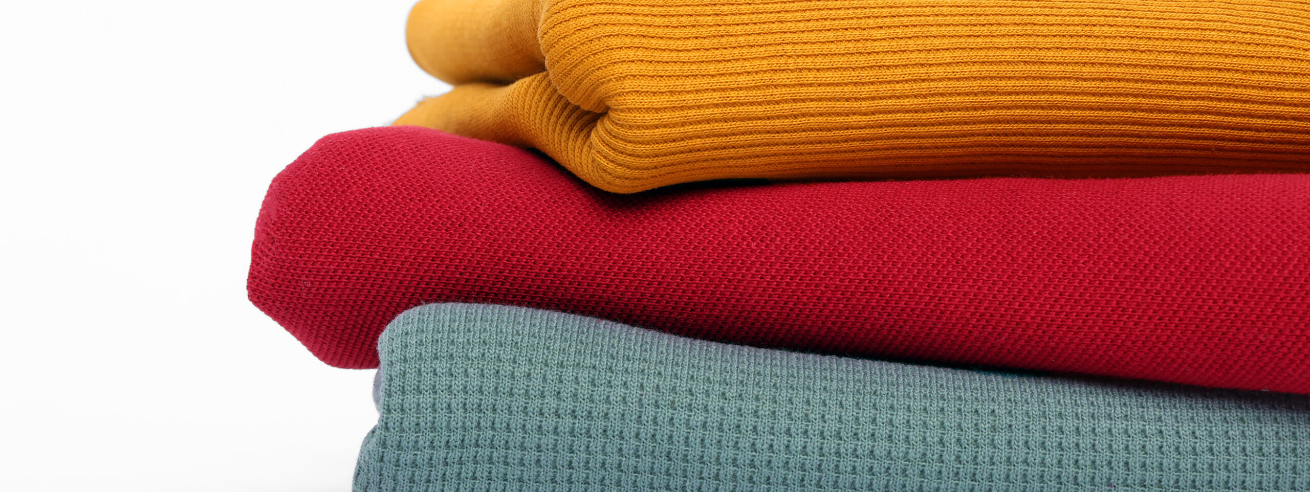 Découvrez notre gamme de mailles piquées, différentes textures alliant confort et souplesse.