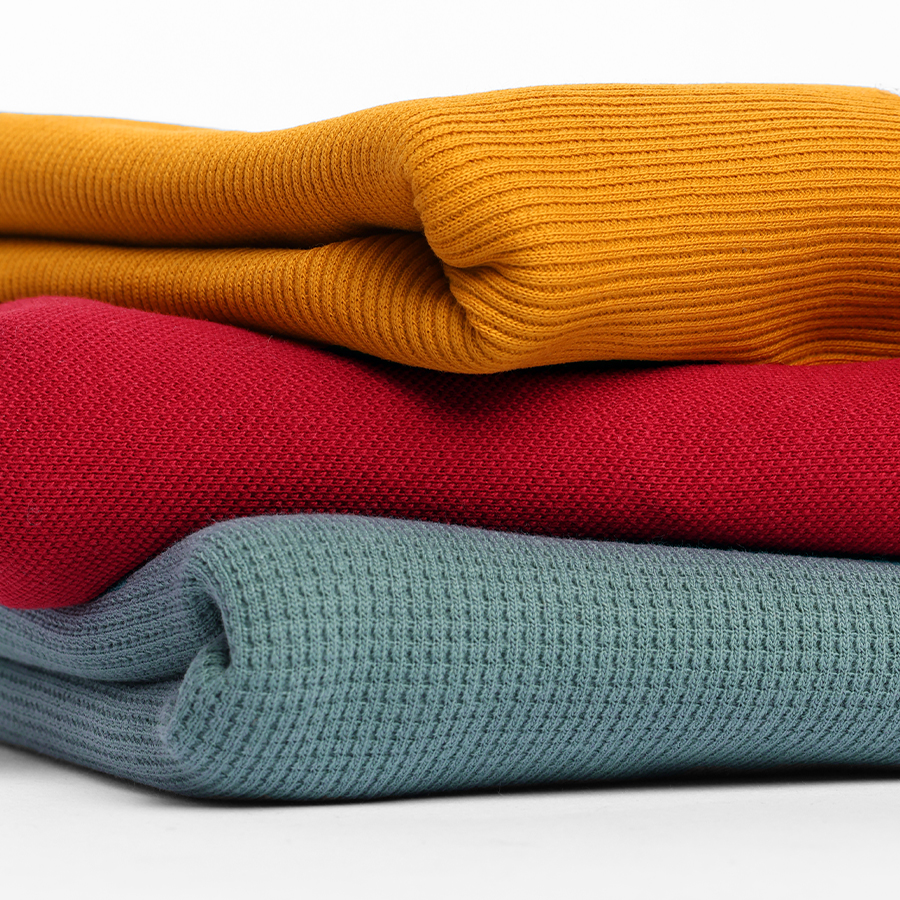 Découvrez notre gamme de mailles piquées, différentes textures alliant confort et souplesse.