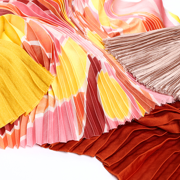 Découvrez notre gamme de tissus plissés, une exclusivité unique à Stragier