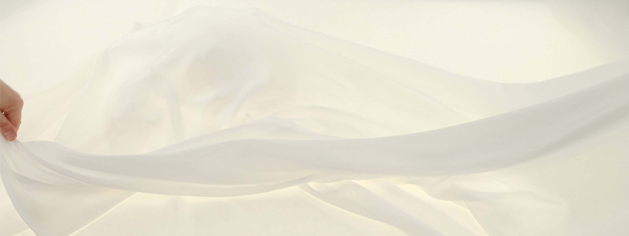 Découvrez le pongé de soie Habotai : léger, fluide, idéal pour foulards peints, doublures et tissu aérien choisi par le Cirque du Soleil.