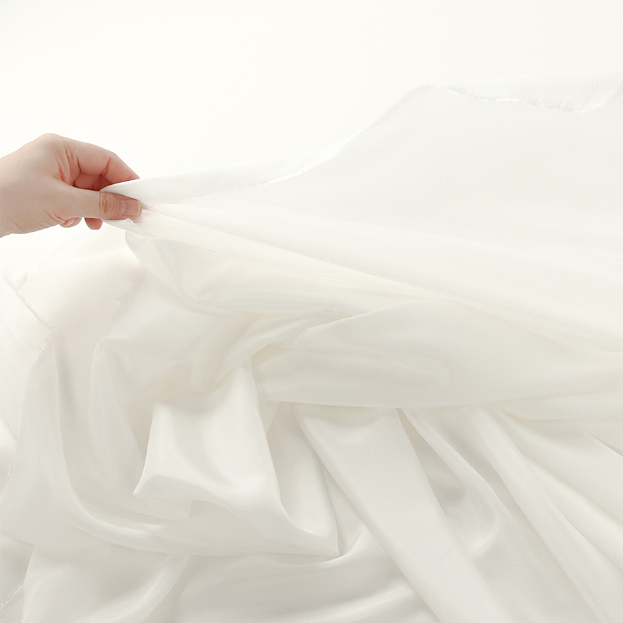 Découvrez le pongé de soie Habotai : léger, fluide, idéal pour foulards peints, doublures et tissu aérien choisi par le Cirque du Soleil.