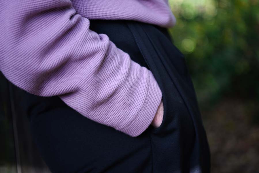 Gros plan d'une manche d'un pull en maille gaufree pur coton