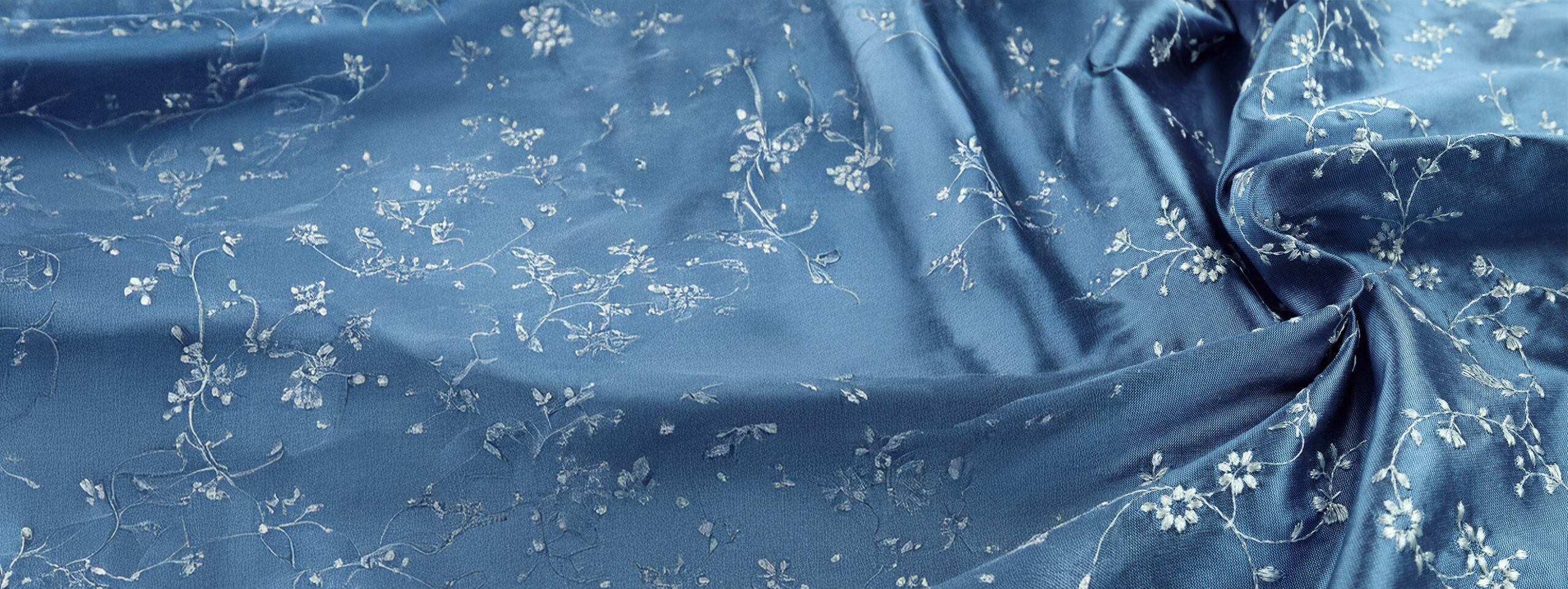 Découvrez nos tissus en soie brodés Stragier, parfaits pour gilets, corsages, vestes et robes, assortis à notre gamme de soies unies raffinées.