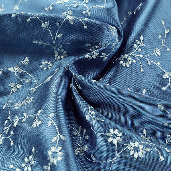 Découvrez nos tissus en soie brodés Stragier, parfaits pour gilets, corsages, vestes et robes, assortis à notre gamme de soies unies raffinées.