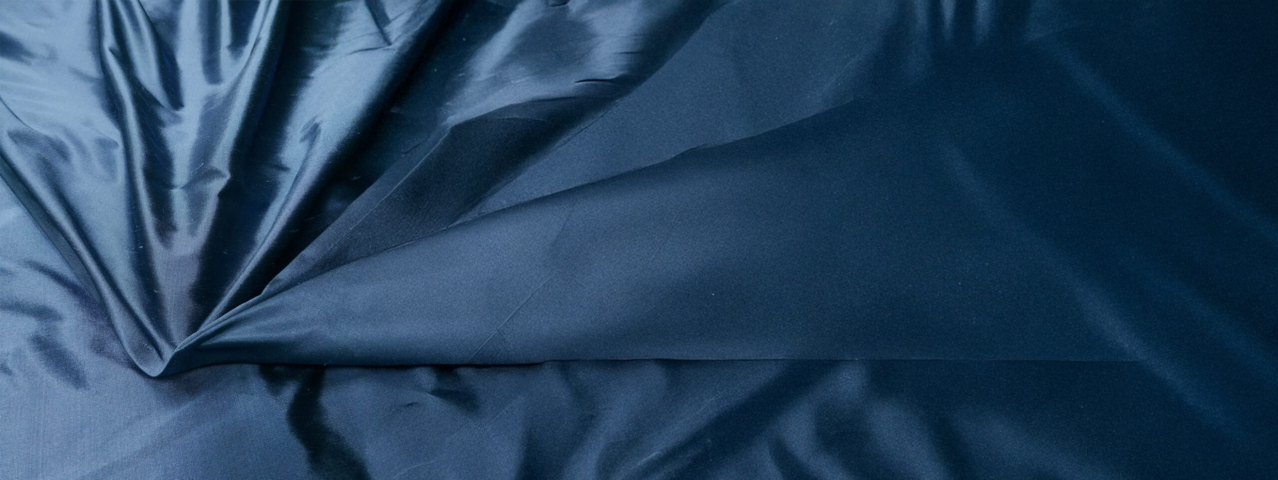 Découvrez notre gamme de Soie Doupion, parfait pour des robes, cravates et décorations.