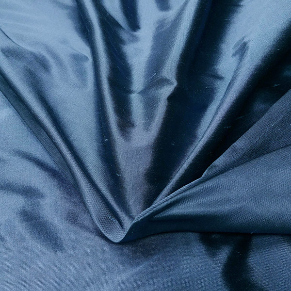 Découvrez notre gamme de Soie Doupion, parfait pour des robes, cravates et décorations.