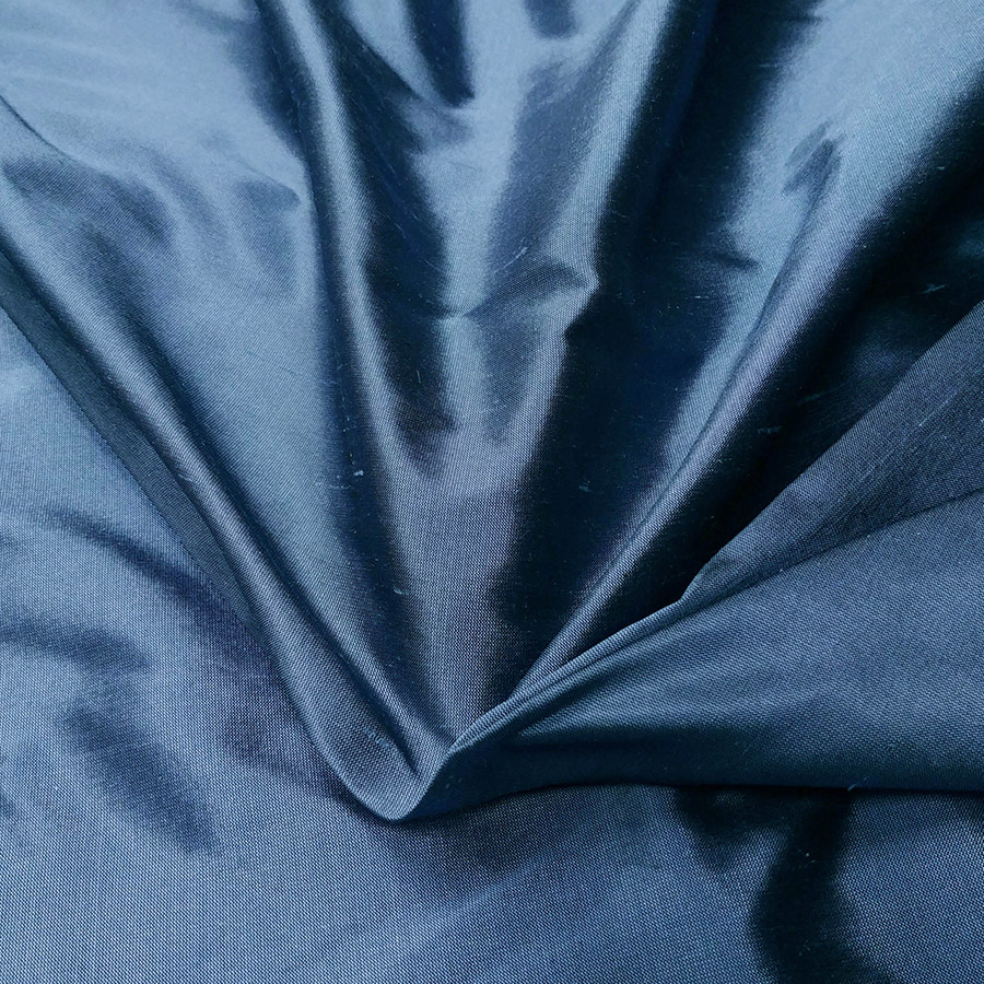 Découvrez notre gamme de Soie Doupion, parfait pour des robes, cravates et décorations.