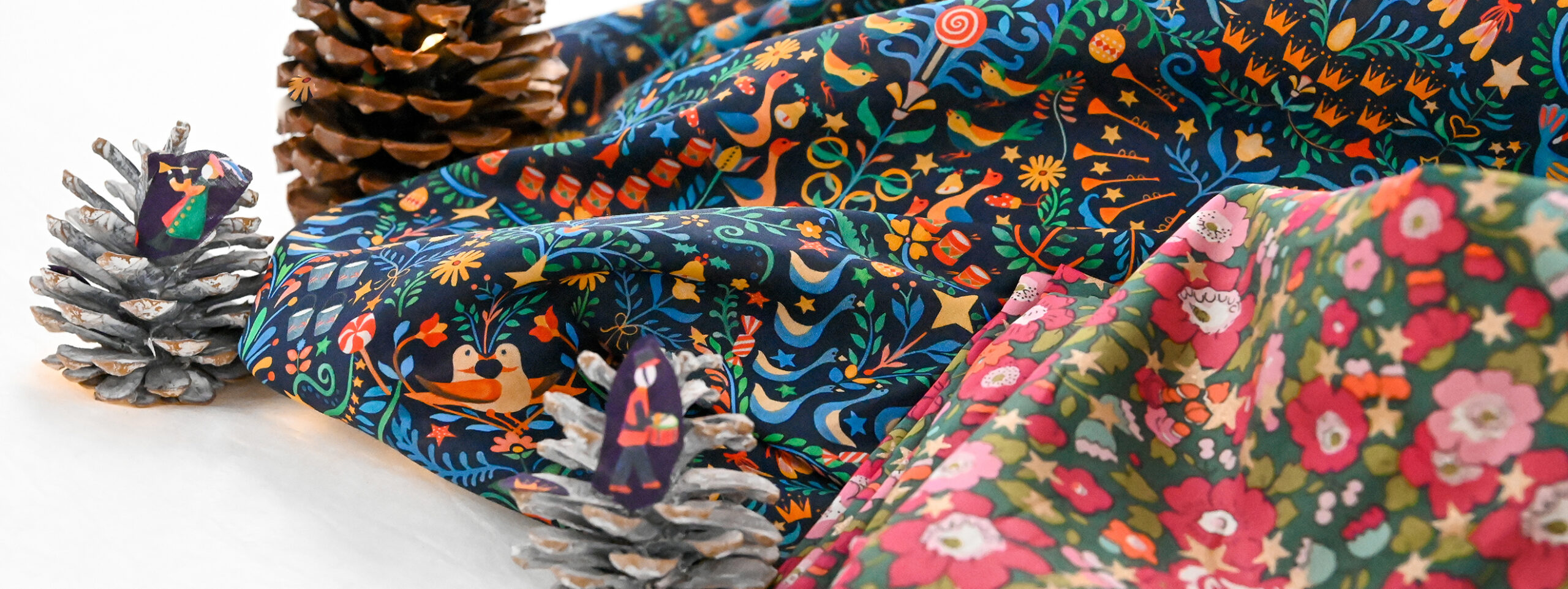 Gros plan sur nos tissus Liberty avec des motifs de Noël ou de fêtes.