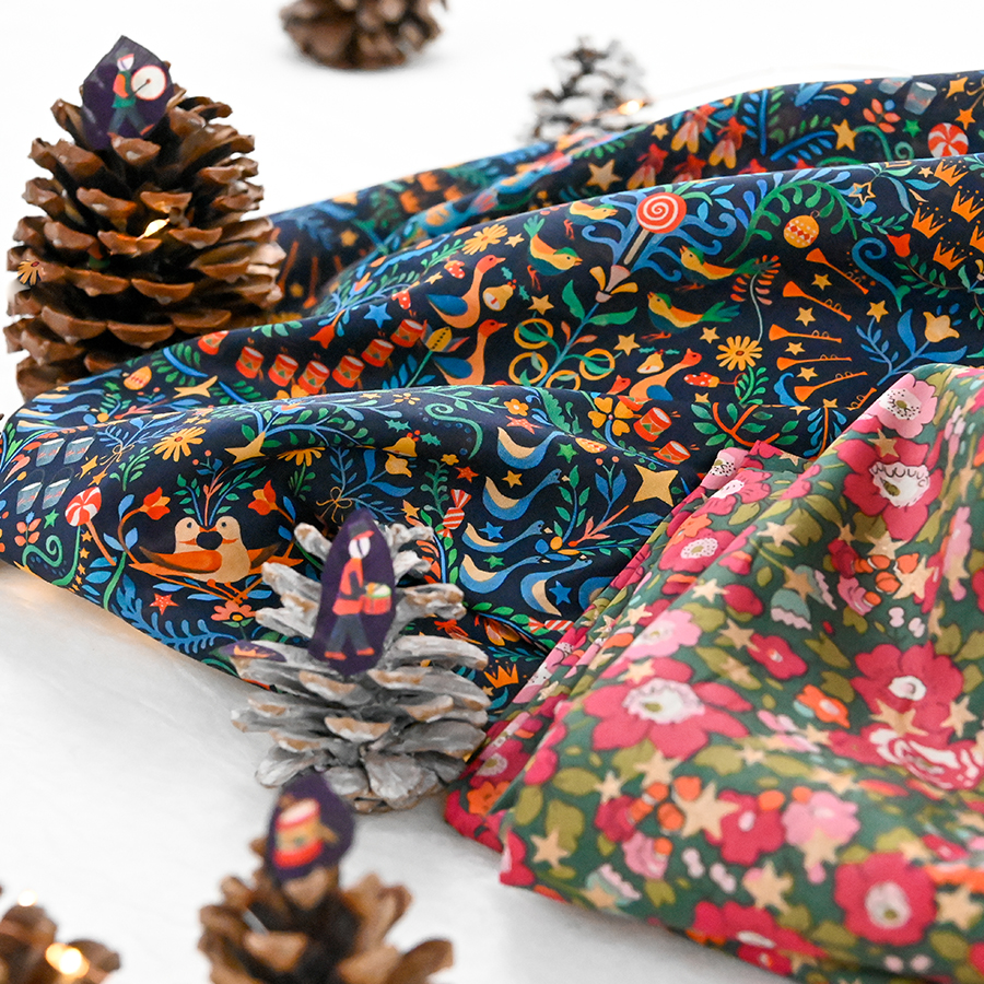 Gros plan sur nos tissus Liberty avec des motifs de Noël ou de fêtes.