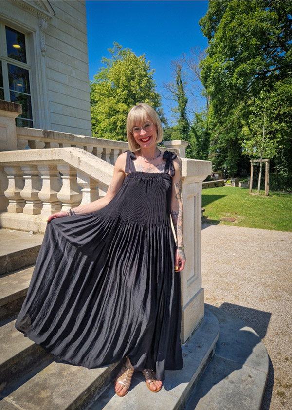 av_alewandra_creation dans une robe en plissé Artemis