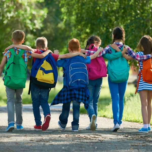 Photo représentant un groupe d'enfants qui font leur rentrée scolaire.