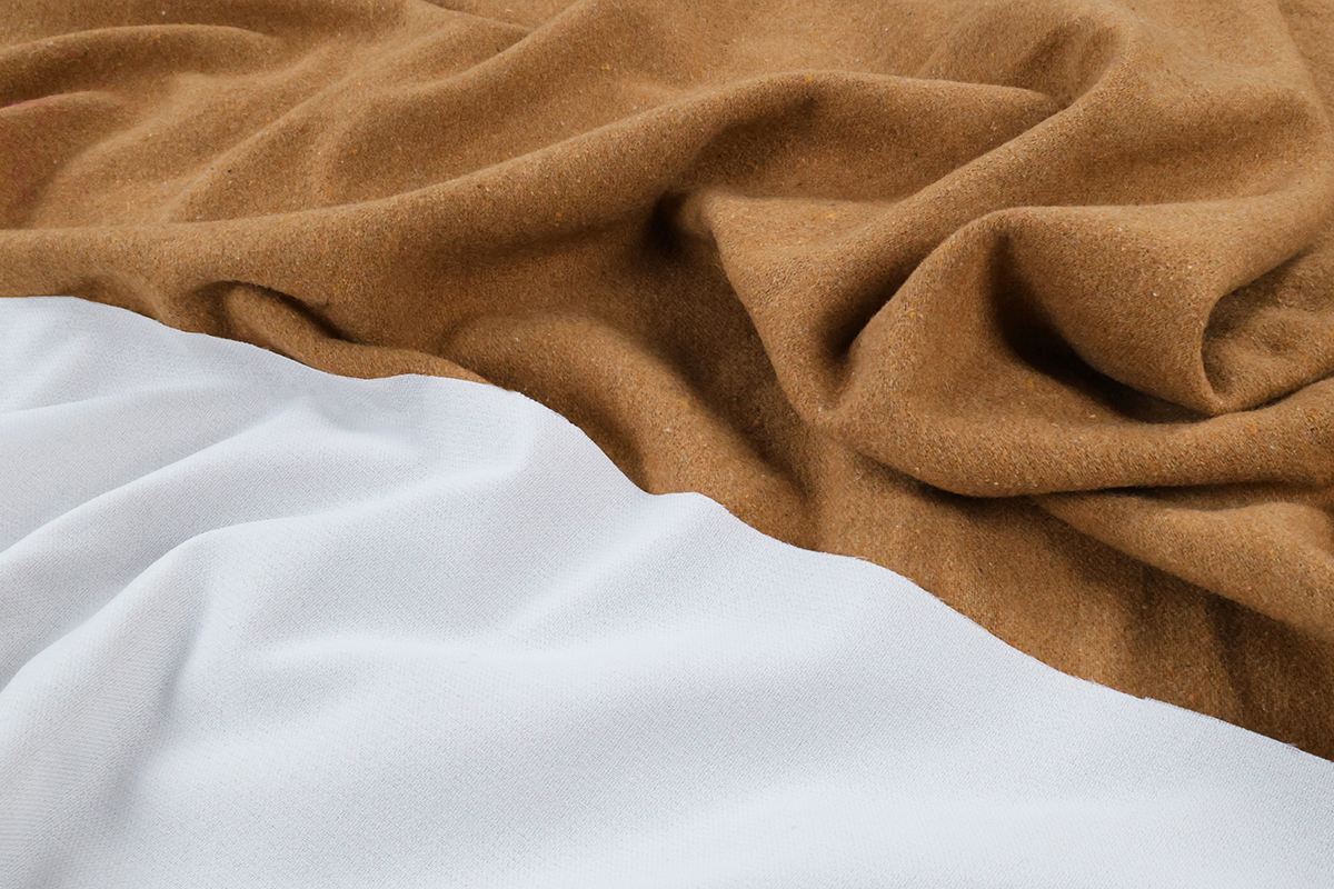 Illustration d'un tissu d'entoilage avec un tissus en laine pour créer un manteau.