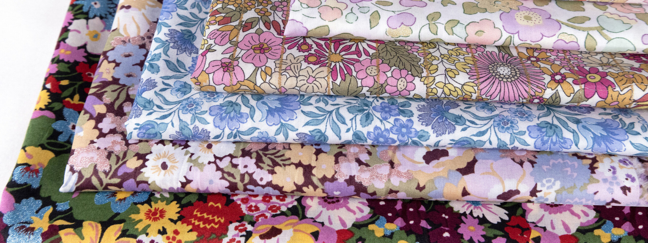 Découvrez la collection Liberty Classic Metallic Pearlised : des tissus iconiques rehaussés d’encre irisée pour des créations raffinées et uniques.