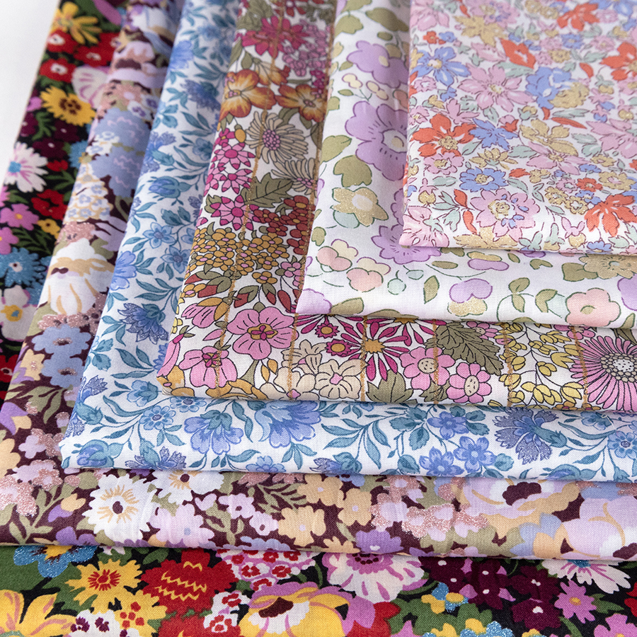 Découvrez la collection Liberty Classic Metallic Pearlised : des tissus iconiques rehaussés d’encre irisée pour des créations raffinées et uniques.